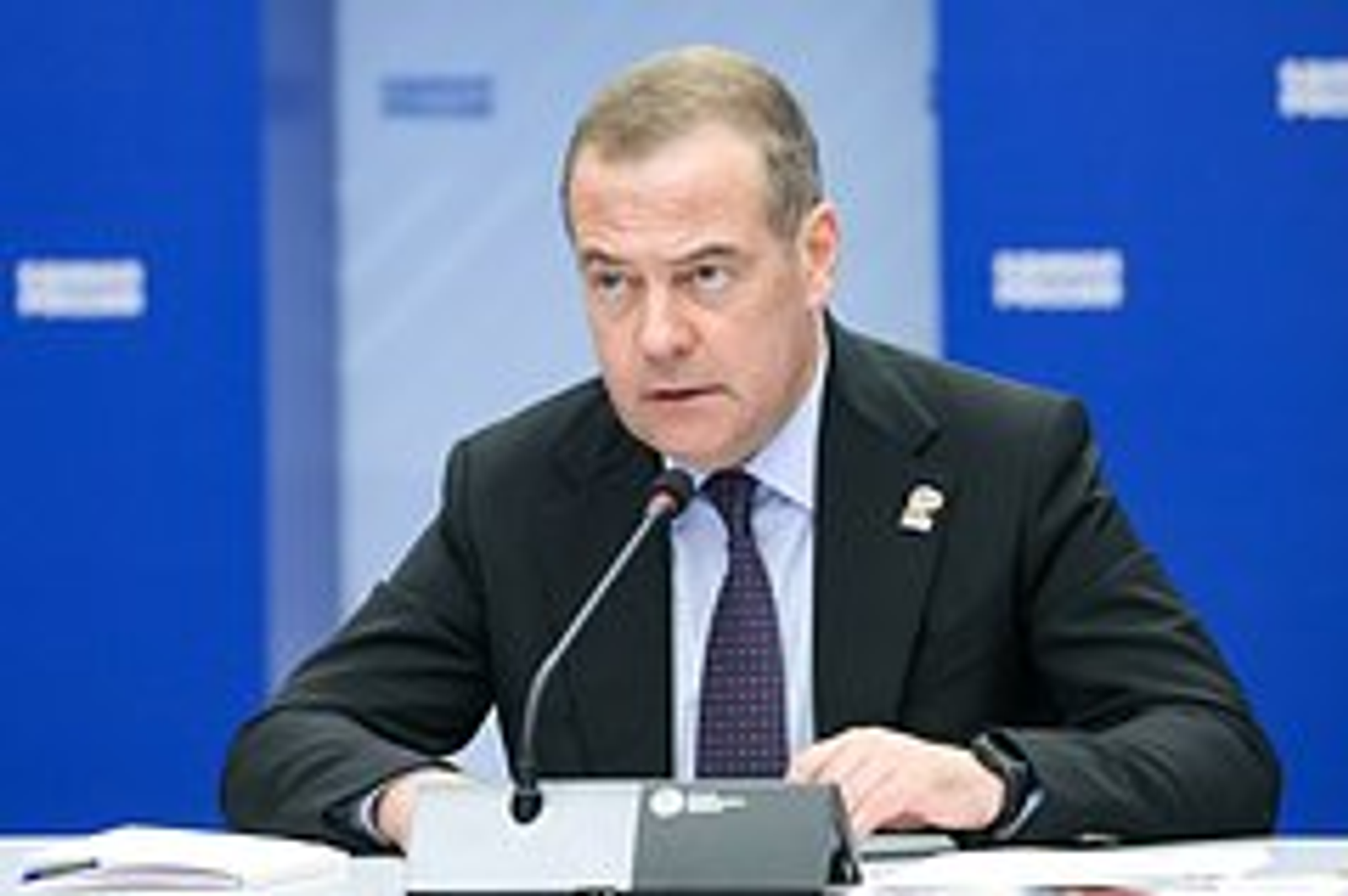 Путин наградил Медведева орденом