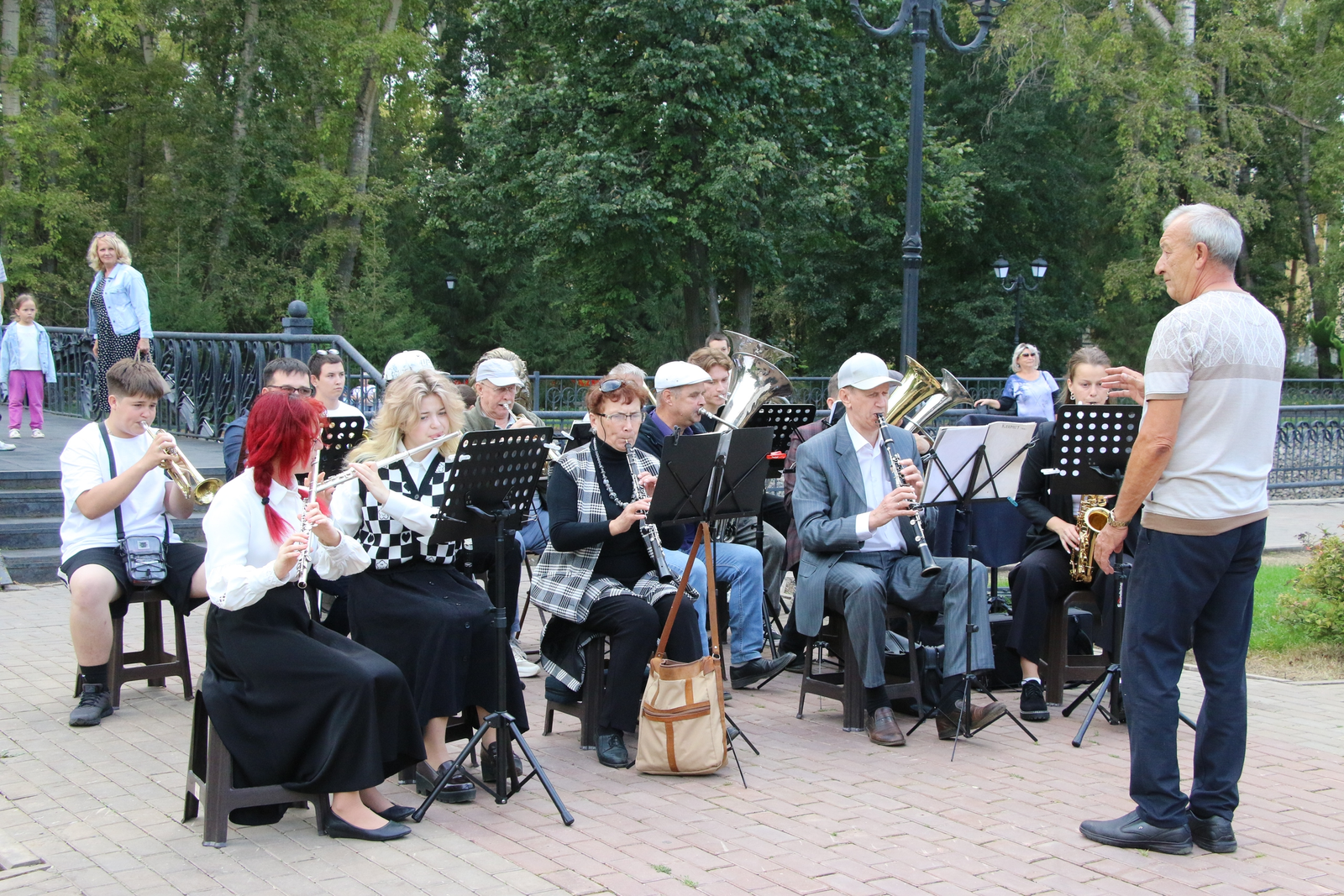 В Октябрьском благодаря нацпроекту благоустроили парк Гагарина