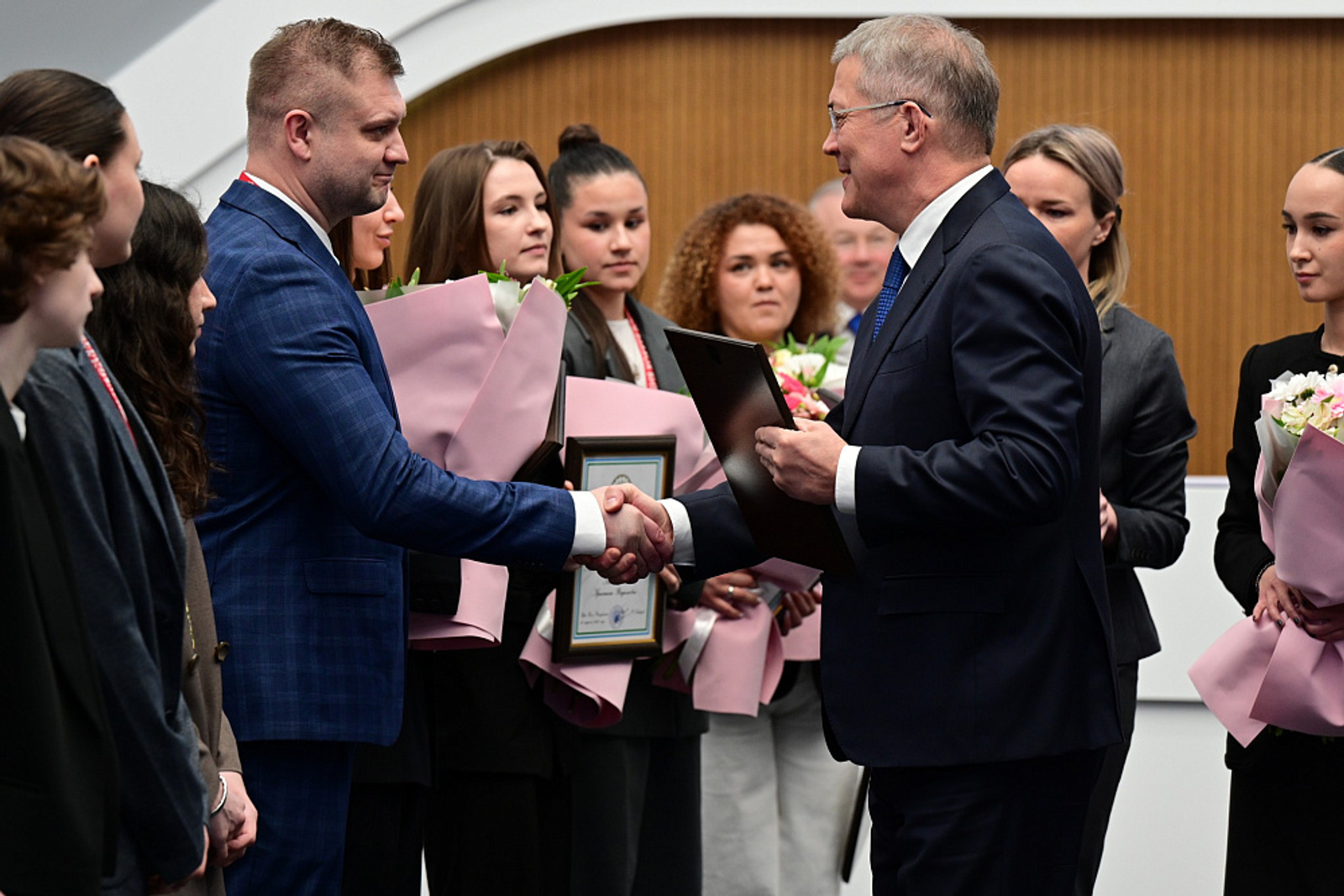 Радий Хабиров поздравил команду «Агидель» с победой в Кубке ЖХЛ