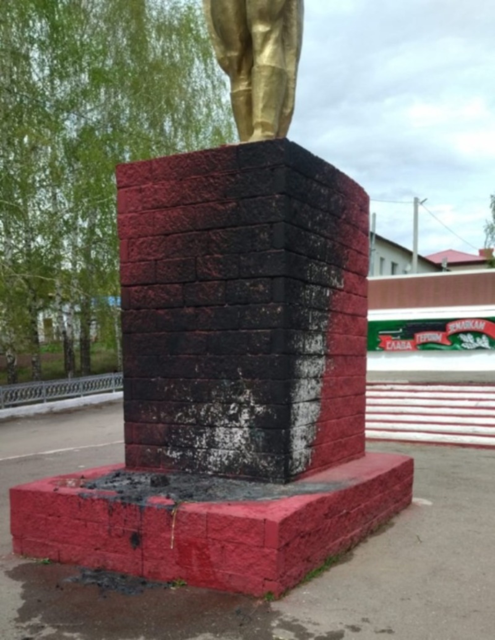 В Башкирии вандалы подожгли венки у Памятника Солдату