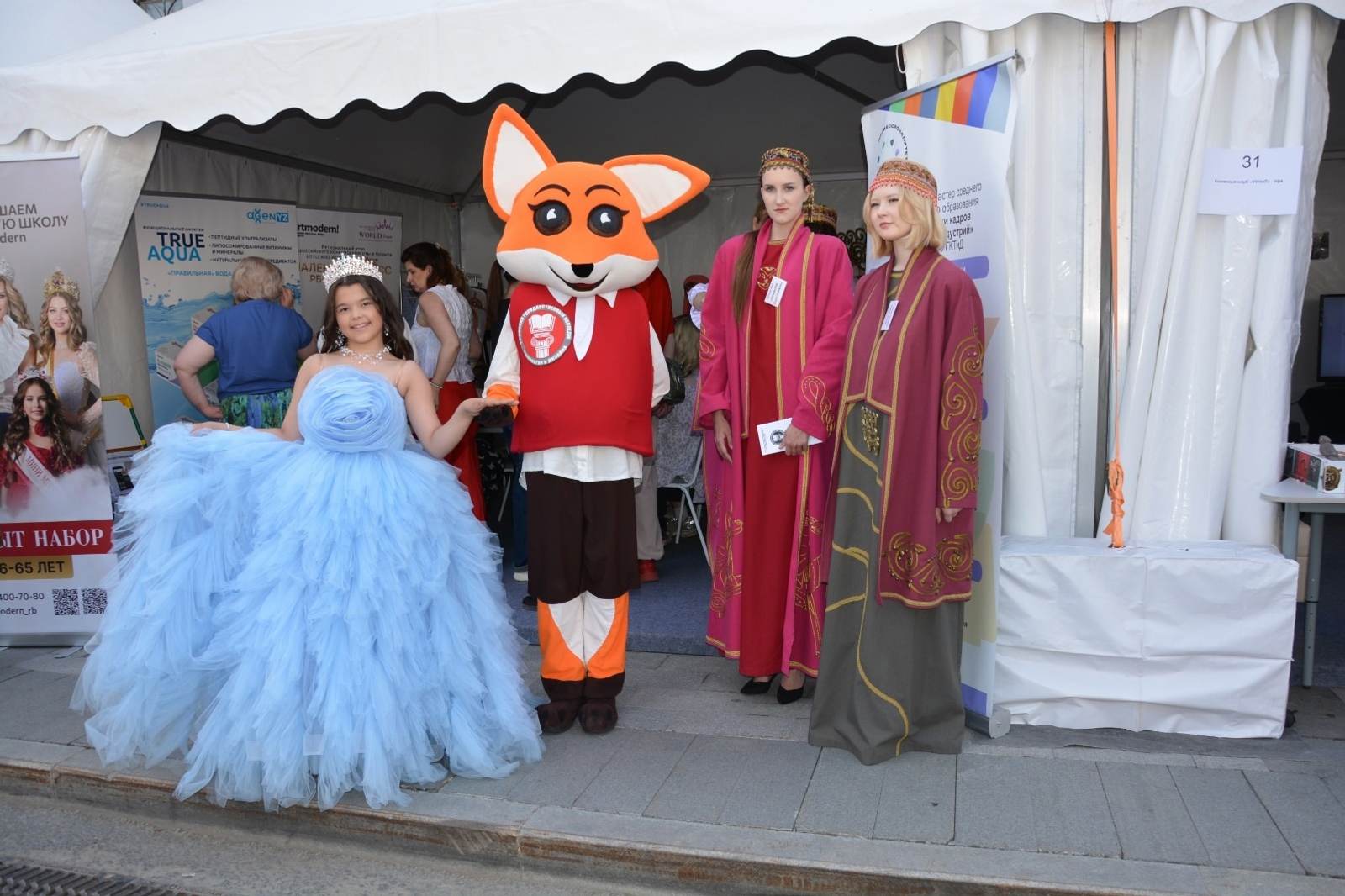 На книжной ярмарке юная уфимка продефилировала в платье весом семь килограммов