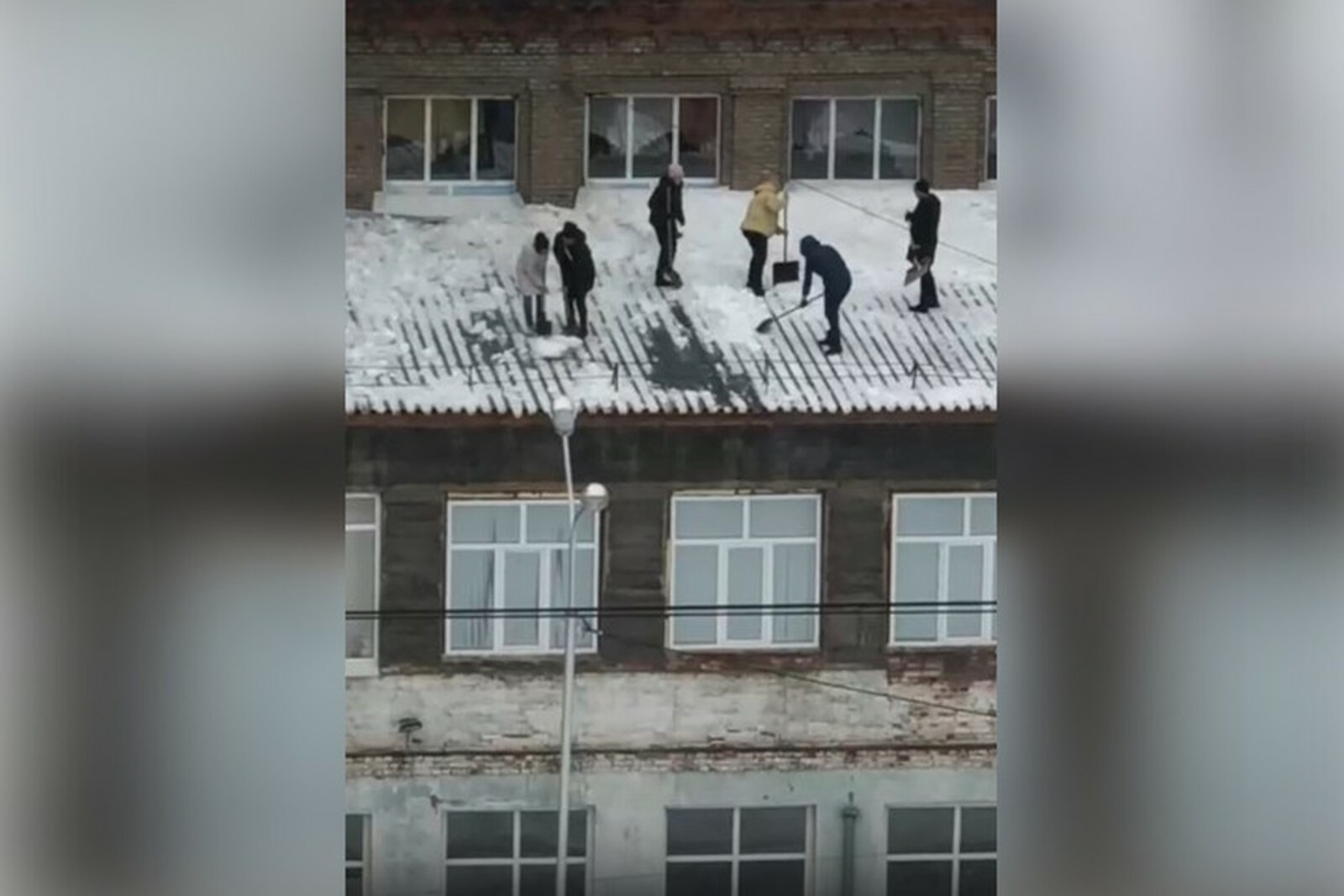 В Уфе сотрудникам школы пришлось очищать ее крышу от снега без страховки