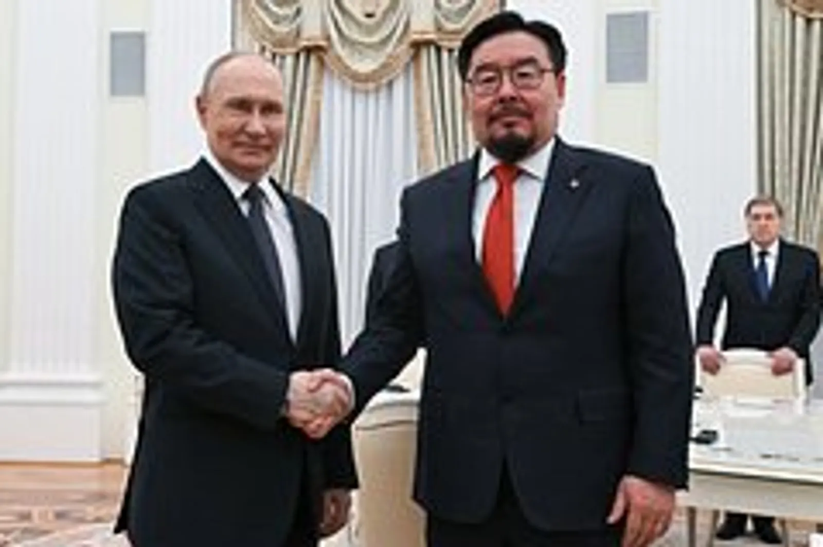 Путин провел в Кремле встречу с премьер-министром Монголии