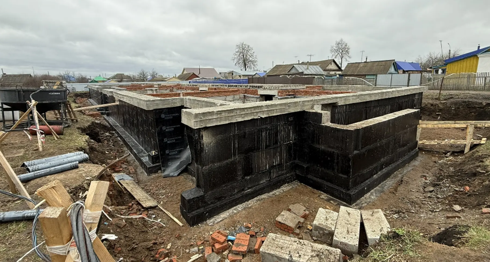 В Илишевском районе продолжается строительство многоквартирного дома