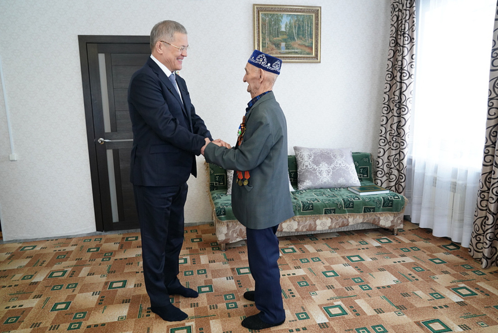 Радий Хабиров навестил ветерана ВОВ Габдрашита Аглиуллина