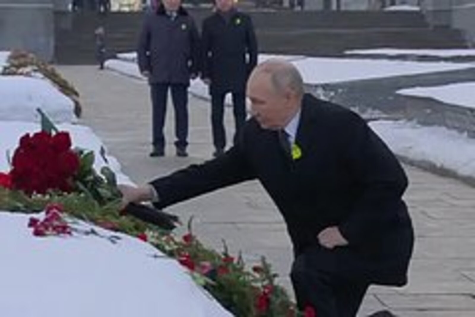 Путин приехал на могилу брата