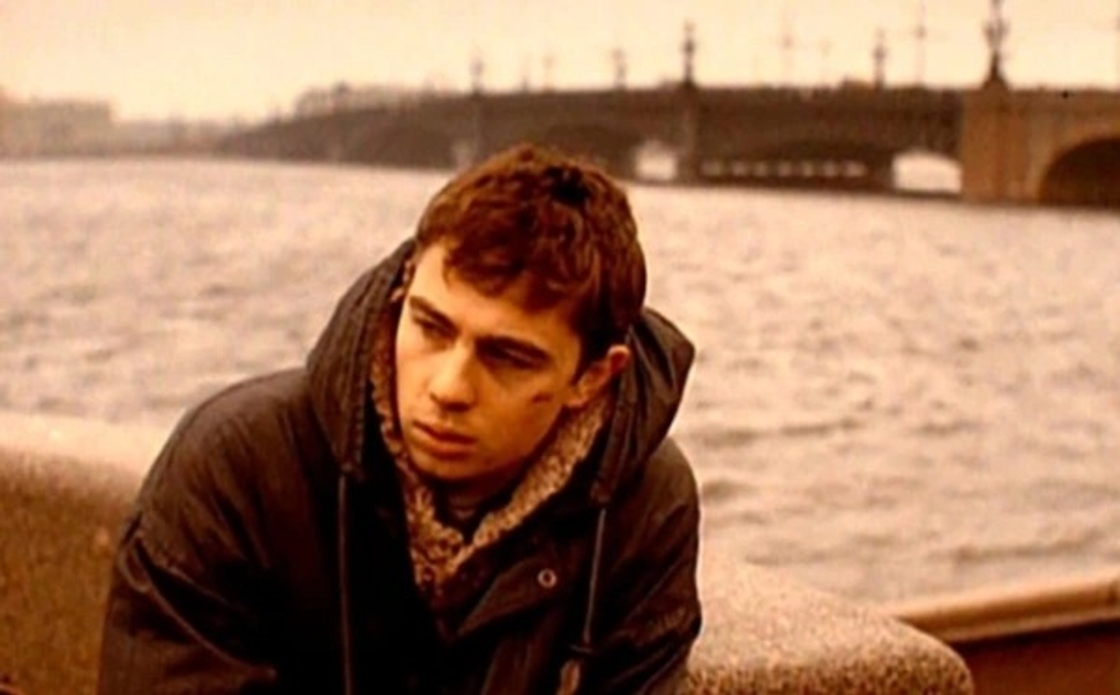 Сергей Бодров-мл. в роли Данилы Багрова. Кадр из фильма «Брат», режиссер Алексей Балабанов, 1997 год  (Фото: кинокомпания «СТВ» / YouTube