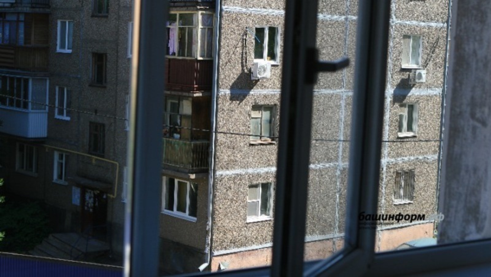 В Башкирии 11-месячную девочку выронили из окна