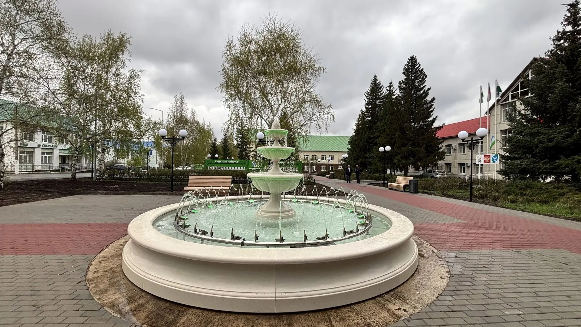 В Зианчуринском районе Башкирии открыли новый сквер с фонтаном