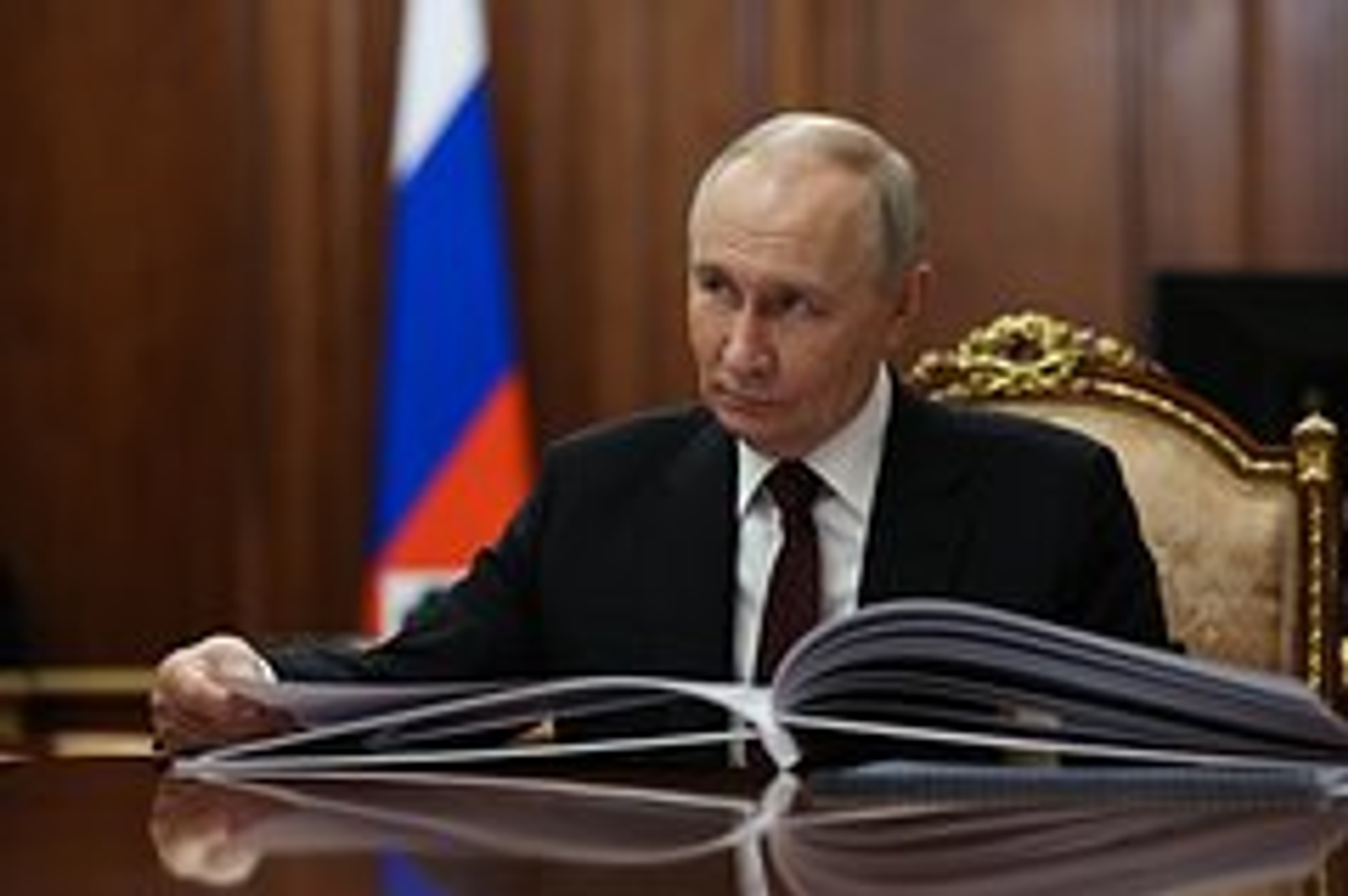 Путин призвал вытащить людей из бараков