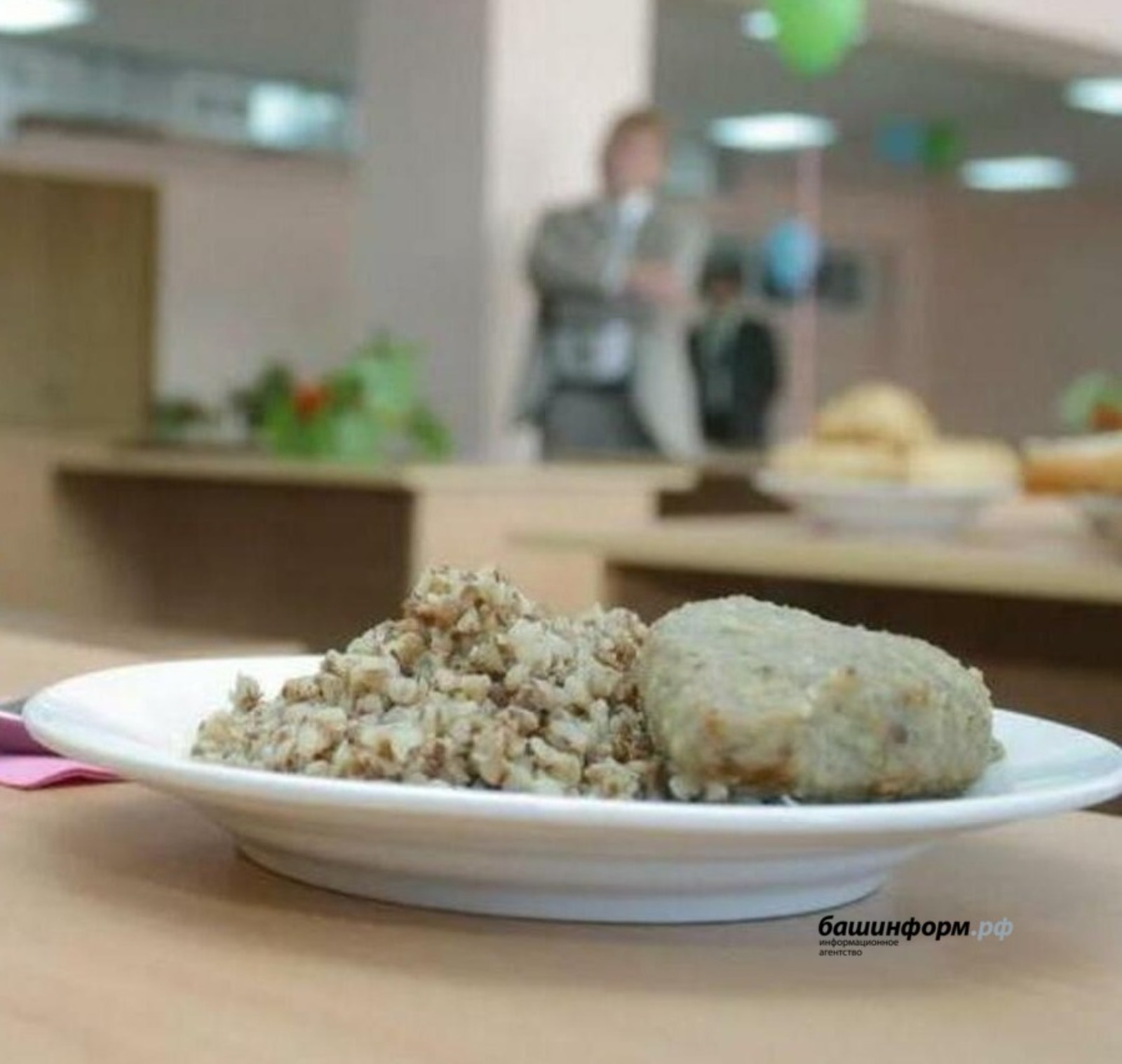 В одном из районов Башкирии школьников кормили сомнительной продукцией