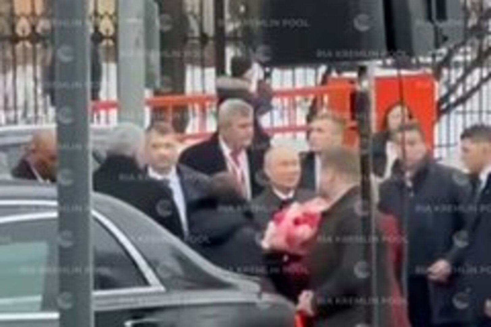 Путин подарил букет цветов супруге президента Кубы