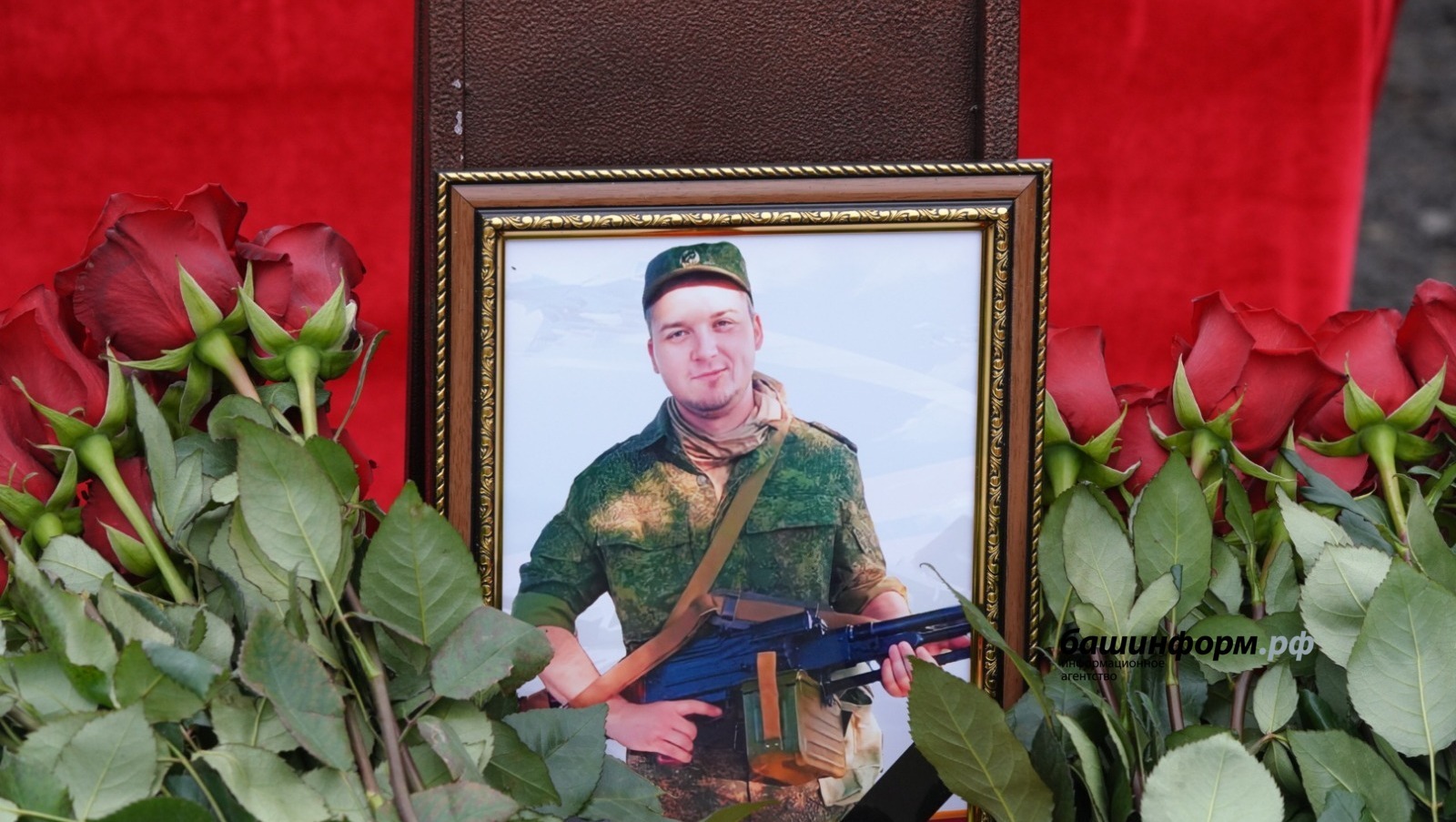 В Башкирии простились с погибшим в специальной военной операции контрактником Денисом Фатхутдиновым