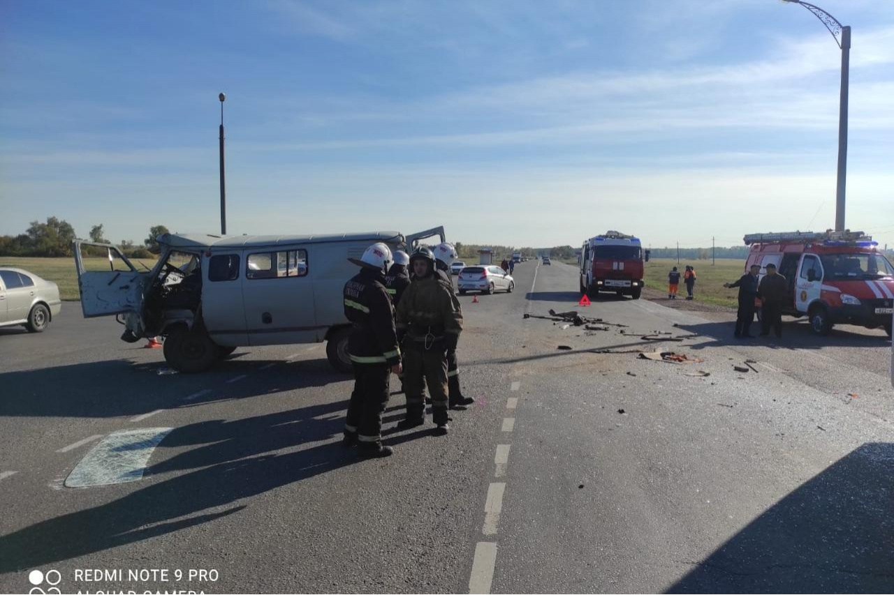 В Башкирии на трассе столкнулись «УАЗ» и автобус «НефАЗ» с 15 пассажирами