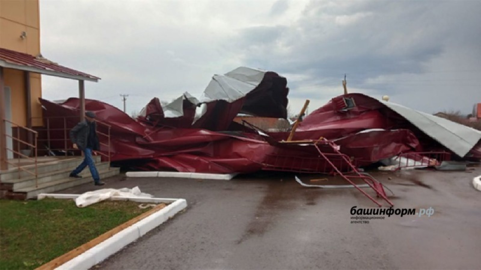В одном из районов Башкирии сильный ветер сорвал крышу со здания бассейна