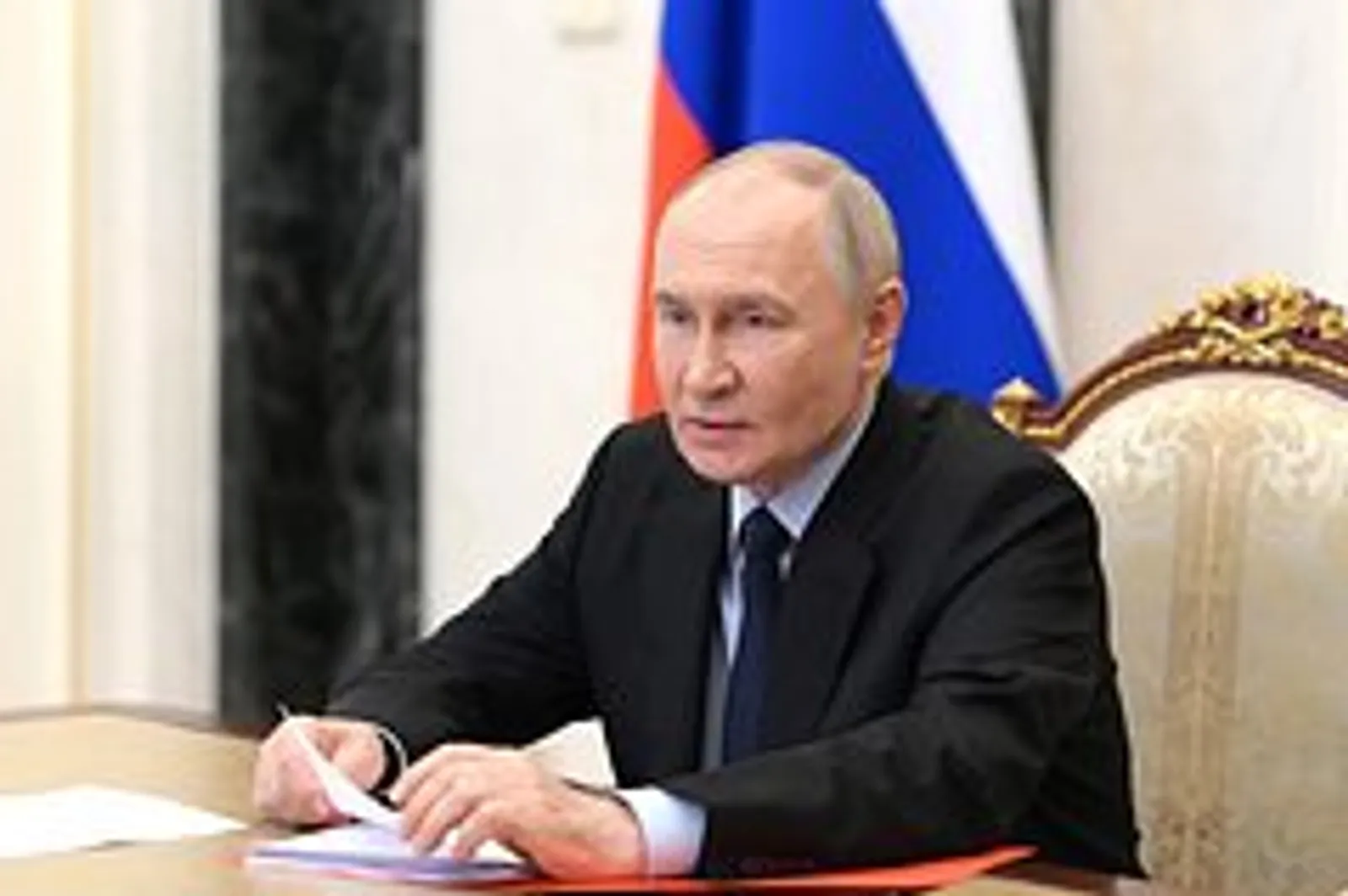 Путин оценил идею создания Всероссийской службы помощи семье