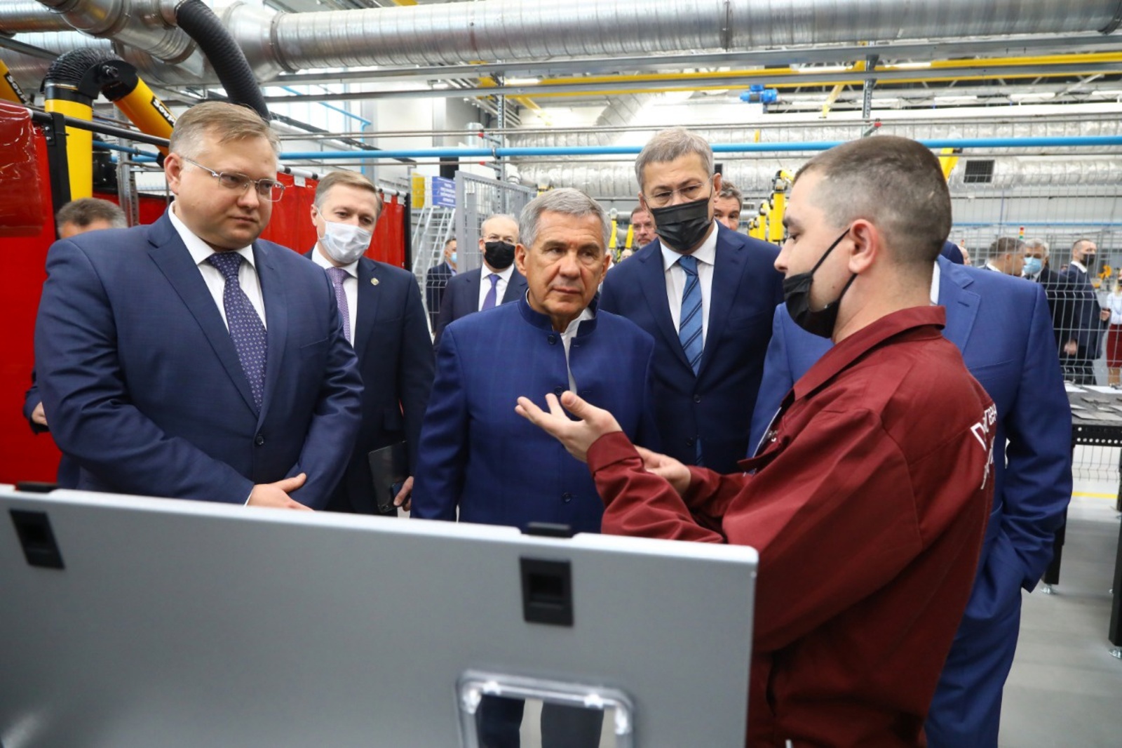 Руководители Башкортостана и Татарстана посетили производственно-учебный центр Ростеха в Уфе