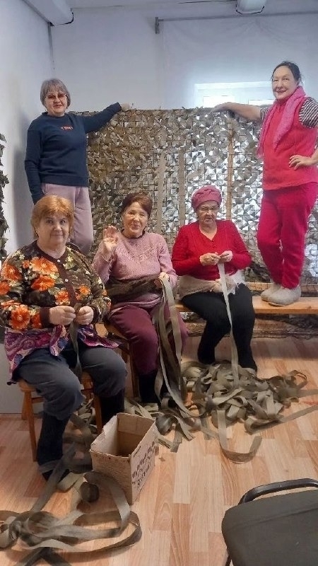 Жители Салаватского района Башкирии плетут масксети для бойцов СВО