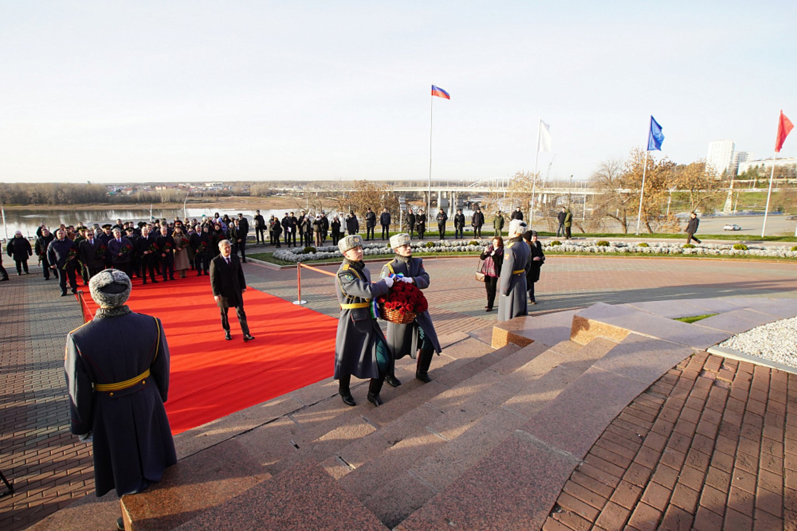 Радий Хабиров возложил цветы к Монументу Дружбы в Уфе