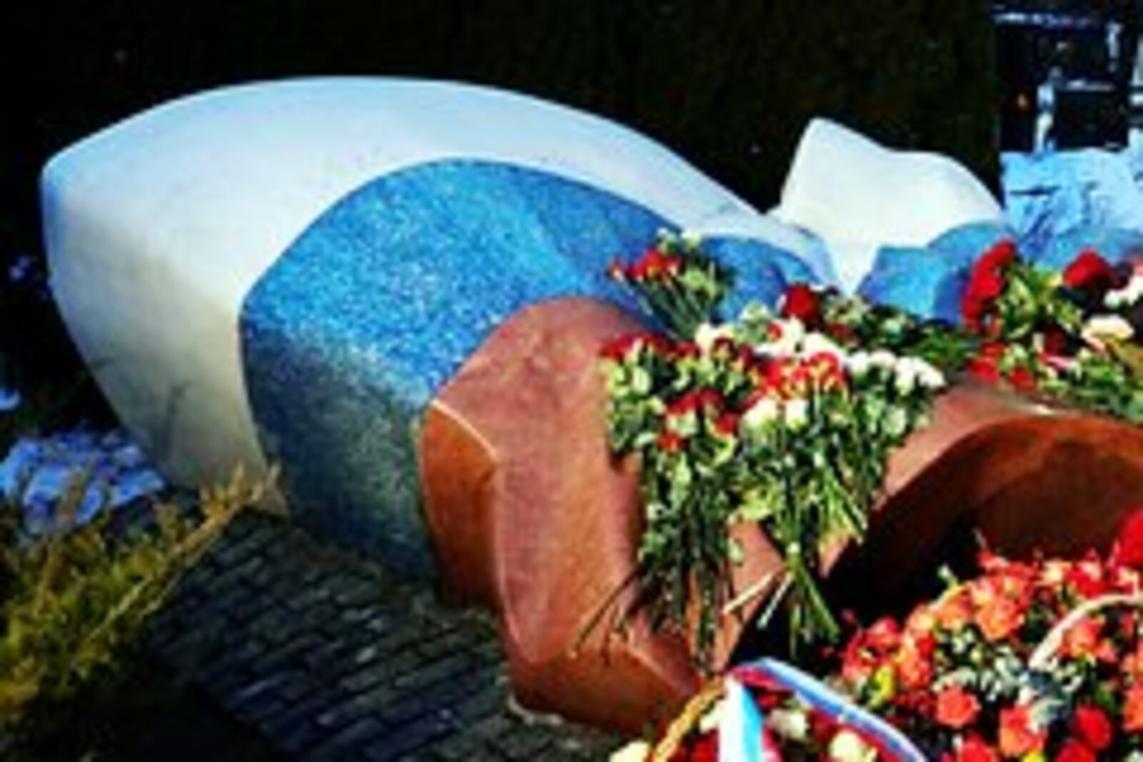 Путин и Медведев отправили венки на могилу Ельцина в день его рождения