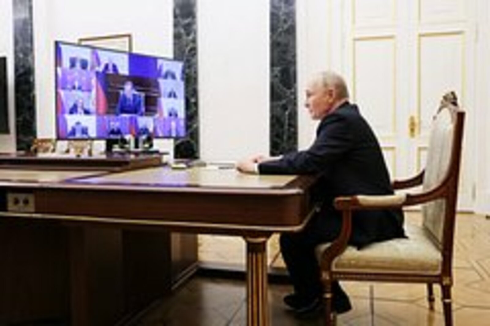 Путин провел совещание с Совбезом из-за ситуации вокруг Ирана