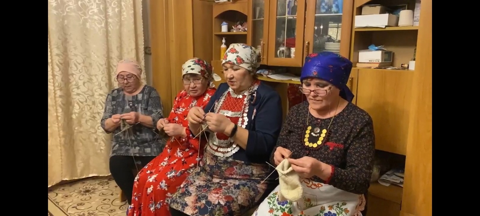 Жительницы села Алькино Салаватского района вяжут теплые вещи участникам СВО