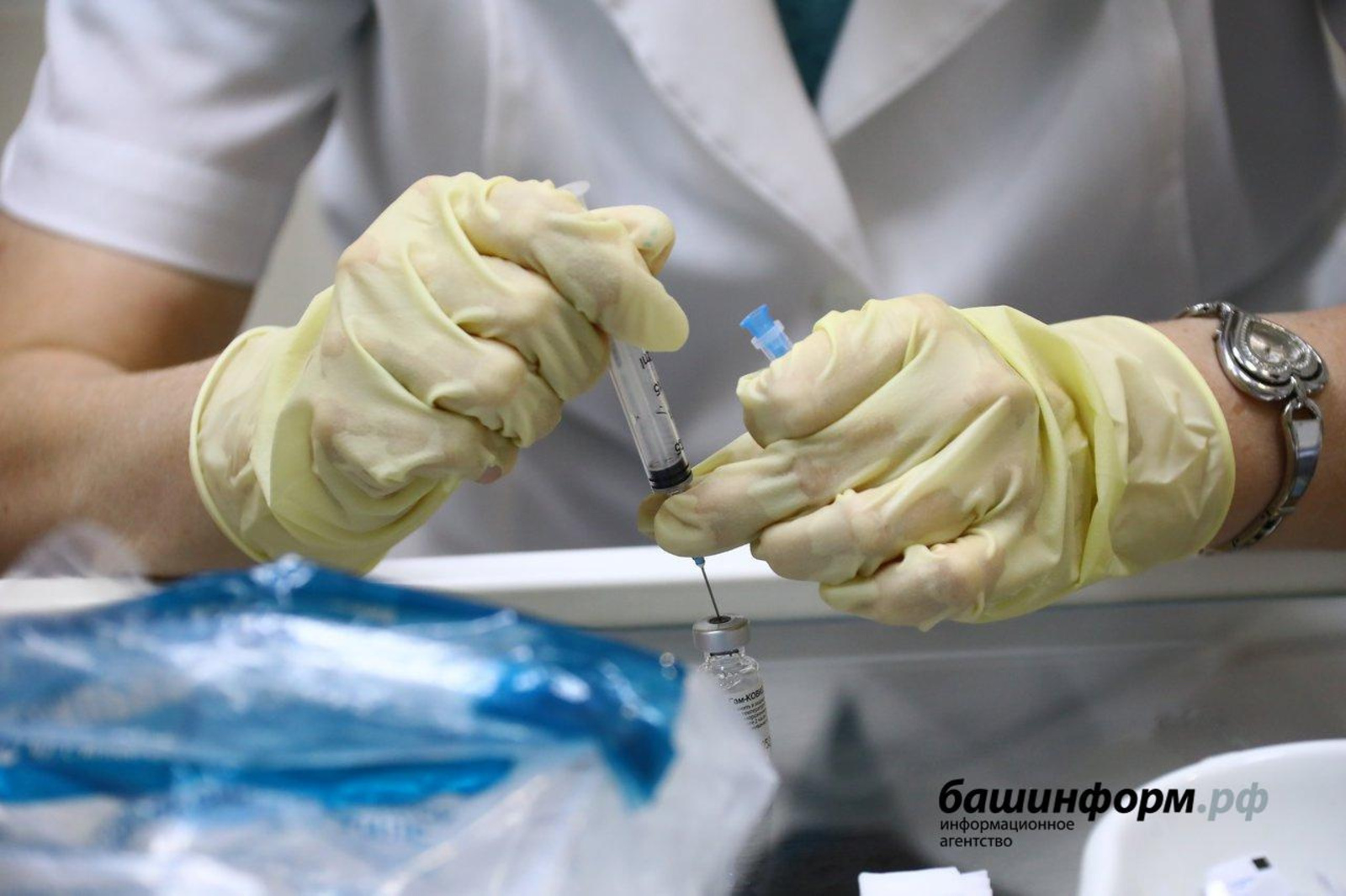 Путин заявил о необходимости ускорить вакцинацию россиян от коронавируса, объясняя ее важность