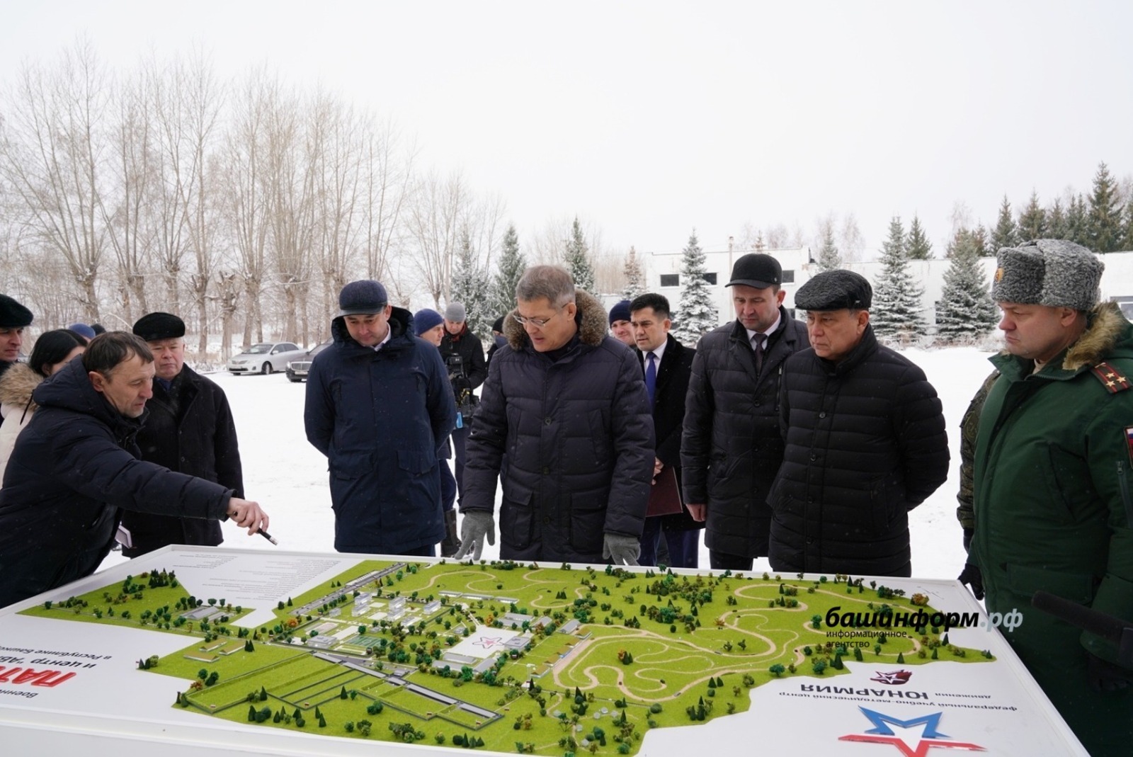 Радий Хабиров посетил строящийся парк «Патриот» в Алкино-2