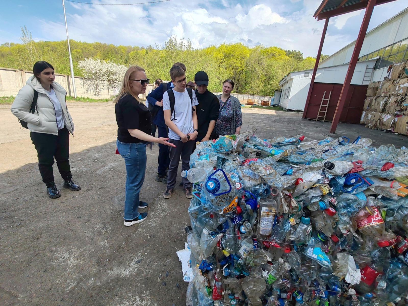 Школьники из Уфы познакомились с процессом сортировки отходов