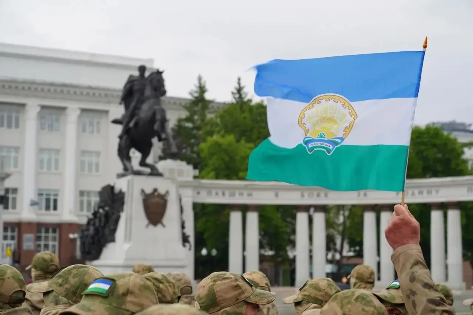 Глава Башкирии поздравил жителей с Днем государственного флага республики