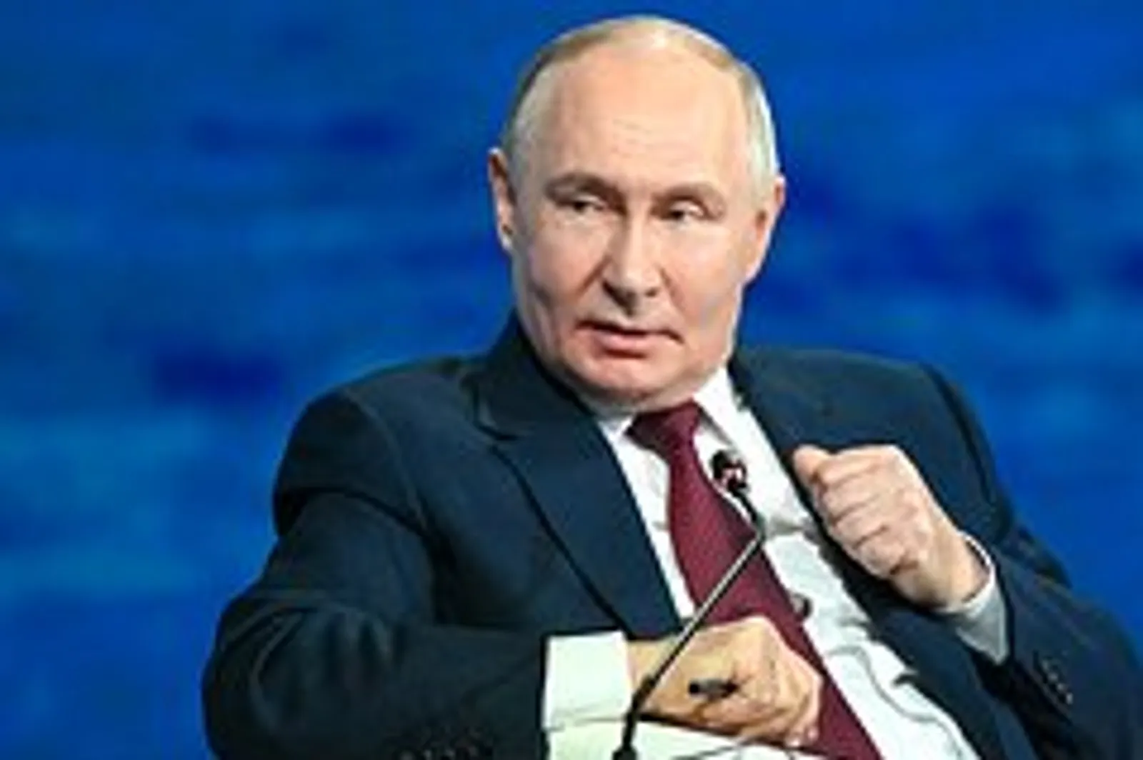 Путин пошутил про слежку за ним