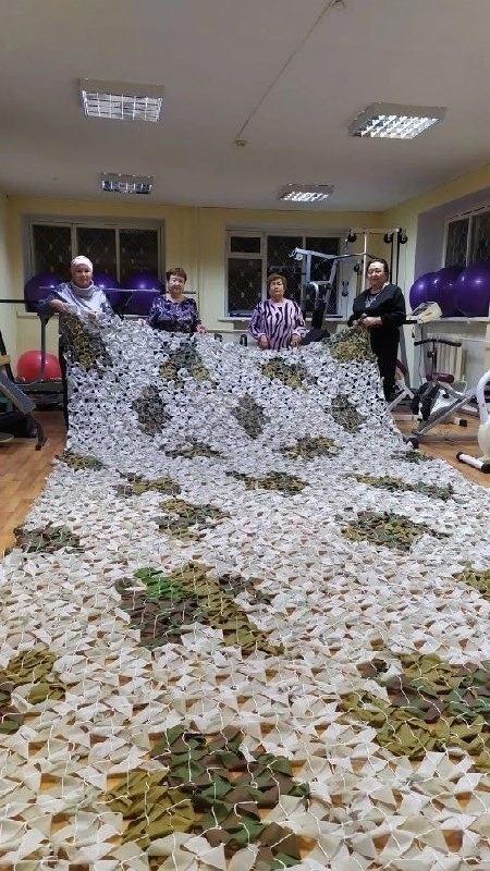 Жители Салаватского района Башкирии плетут масксети для бойцов СВО